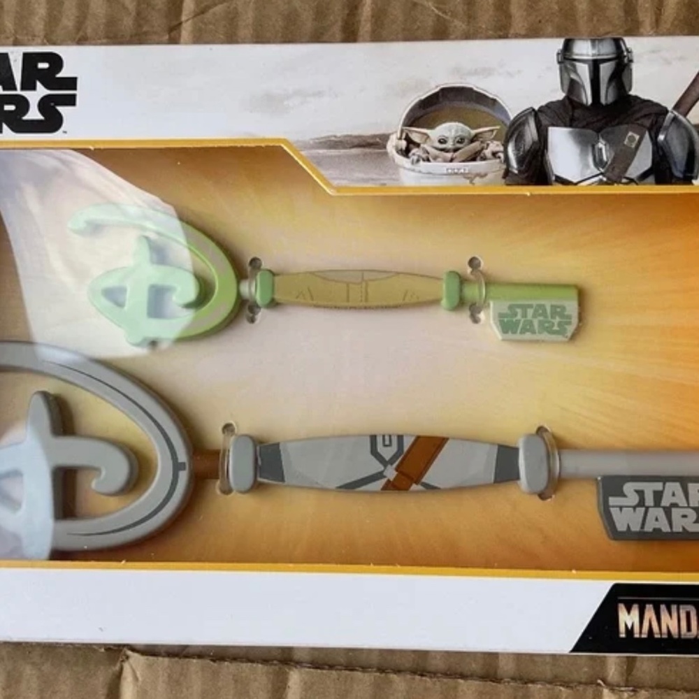 DISNEY STAR WARS  2 PC KEY SET  NWT  RETIRED